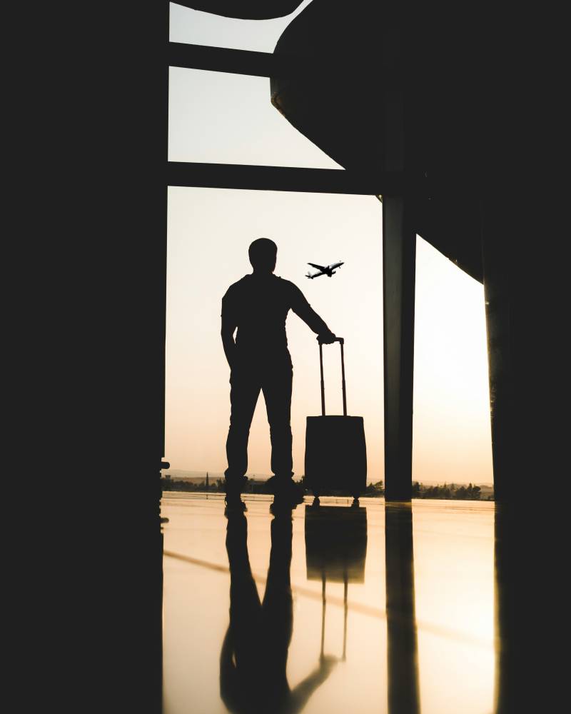 Ragazzo in aeroporto in attesa del volo
